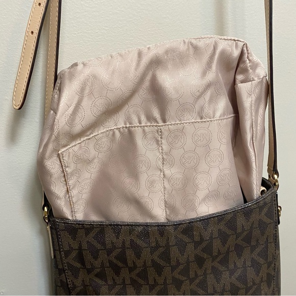 Michael Kors Jet Set Travel Messenger Bag - Picture 12 of 16